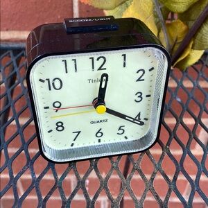 Tinload Quartz Clock glow in the dark with light snooze alarm black white